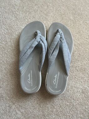 Clarks Cloudsteppers Women's Gray Knotted Fabric Flip Flops